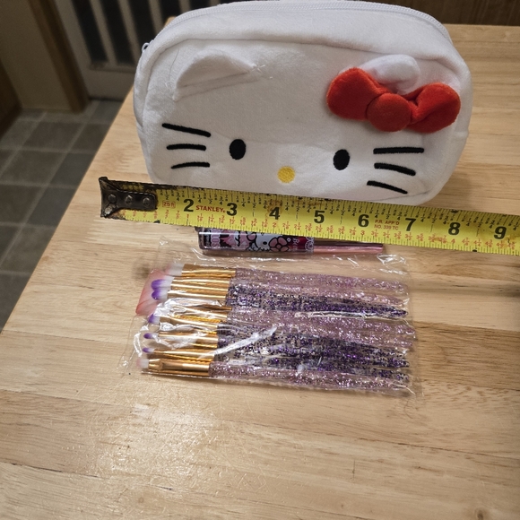 Hello Kitty lip gloss, Brush Set with White and Red Pouch - Picture 4 of 6